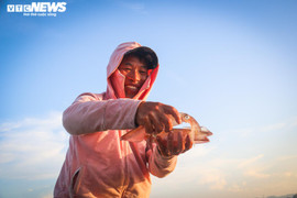 Ảnh: Nghề câu mực của ngư dân Hà Tĩnh ‘sống khỏe’ giữa lúc xăng dầu tăng kỷ lục