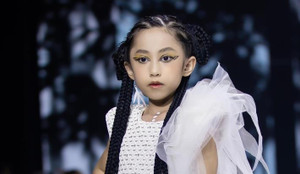 Suri Quỳnh Anh thần thái cuốn hút trên sàn diễn thời trang