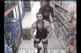 2 chàng cơ bắp cuồn cuộn tranh nhau 'tự sướng' trước camera siêu thị