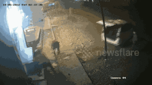 Video: Băng cướp dùng ô tô kéo sập cây ATM 