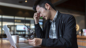 Chê đồng nghiệp nữ nhiều chuyện và lười việc, nam nhân viên bị đại học đuổi việc