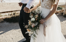 Những người Mỹ cháy túi, nợ nần vì phải đi ăn cưới liên tục