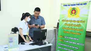 Video: Sợ sai sót, người dân vẫn đến Phòng xuất nhập cảnh làm hộ chiếu online