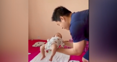 Nín thở xem ông bố thận trọng đặt em bé đang ngủ xuống giường