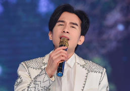 Đan Trường bị cư dân mạng chỉ trích vì sống sang chảnh nhưng vẫn... ‘hát chùa’