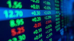 Cổ phiếu ngân hàng, bất động sản bứt phá, VN-Index vượt 1.300 điểm