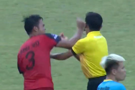 Video: Cầu thủ đấm trọng tài ở giải Hạng Nhì Quốc gia