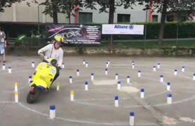 Đám đông lè lưỡi trước bài thi lái xe thần sầu của cô gái 