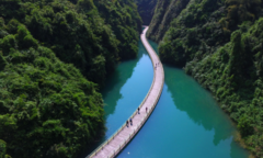Con đường gỗ nổi giữa thung lũng xinh đẹp mang danh ‘cây cầu của những giấc mơ’