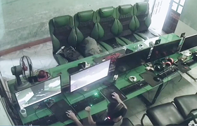 Chơi game thua, bé trai đấm hỏng màn hình máy tính 