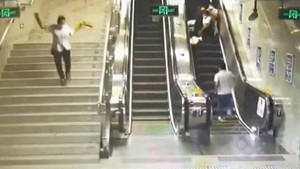 Video: Giải cứu cặp đôi ngã thang cuốn, người lao công té chúi nhũi 