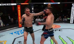 Video: Võ sĩ tung cú đấm vòng cung, đối thủ ngã nhào xuống sàn