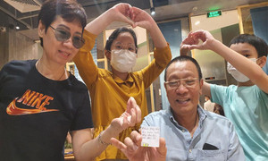 Sao Việt 11/6: MC Lại Văn Sâm đón sinh nhật tuổi 65 bên vợ và con cháu