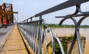 Ảnh: Cầu Long Biên xuống cấp trầm trọng, dân lo lắng mỗi khi sang sông