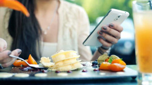 Vừa ăn vừa lướt điện thoại - thói quen xấu dễ dẫn đến béo bụng