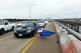 Kẹt xe bỗng trở nên cực thư giãn bởi những 'sáng kiến' khó mà nghĩ ra được