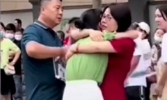 Nữ sinh ôm mẹ khóc ngất vì không làm được bài thi, nhìn phản ứng từ bố mẹ mà xót