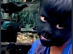 Chết cười xem 2 cậu bé chơi trò quẹt nhọ nồi lên mặt