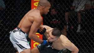 Video: Võ sĩ tung cú đấm móc 'trời giáng' khiến đối thủ ngã gục