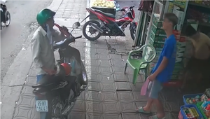 Khách hàng 'lầy lội' mở chai nước mắm nếm thử rồi mới chịu tính tiền