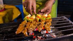 Giá gas tăng cao, người Thái chuyển sang dùng than củi