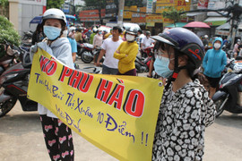 Hai chị gái mang theo băng rôn cỗ vũ em trai thi vào lớp 10 ở TP.HCM