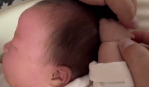  Em bé khóc thét khi tự túm tóc mình