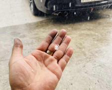 TP.HCM xuất hiện mưa đá giữa trưa