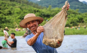 Ảnh: Nghìn người tham gia lễ hội bắt cá độc nhất vô nhị ở Hà Tĩnh