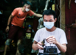 Ảnh: Người 'hồi sinh' những chiếc quạt cổ có niên đại cả trăm năm