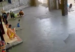 Người lớn bất lực nhìn em bé chạy vào sân bê tông vừa đổ