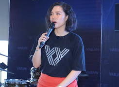 Ca sĩ Tăng Ngân Hà lập 'sàn giao dịch điện tử' cho giới showbiz