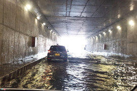 TP.HCM: Hầm chui An Sương ngập hơn nửa bánh ô tô