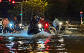 Video: Hà Nội ngập nặng sau mưa dông dữ dội, nhiều người chưa thể về nhà