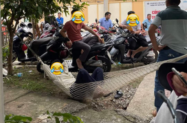 Khoảnh khắc vui nhộn của sĩ tử lẫn phụ huynh giúp mùa thi bớt đi căng thẳng