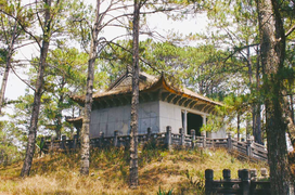 Ít ai biết Đà Lạt có lăng mộ hoàng thân triều Nguyễn ẩn giữa rừng thông siêu đẹp