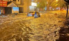Hà Nội mưa lớn, nhiều tuyến phố biến thành sông, nước tràn vào nhà