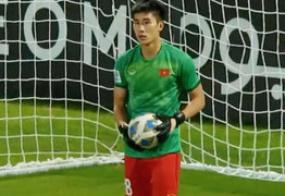 Video: U23 Việt Nam mất người, Nhâm Mạnh Dũng làm thủ môn bất đắc dĩ