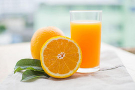Nên uống nước cam vào buổi sáng hay buổi tối?