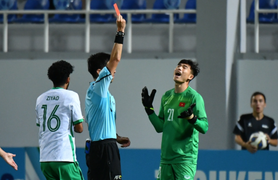 Video: Thủ môn Quan Văn Chuẩn nhận thẻ đỏ