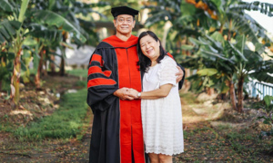 Ông chú U70 hạnh phúc khoác áo tốt nghiệp bên vợ và câu chuyện cảm phục phía sau