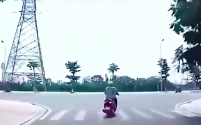 Tài xế hú hồn với kiểu xi nhan 'dương đông kích tây'