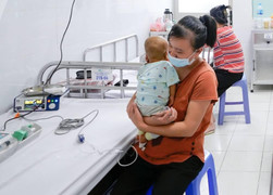 Bệnh tay chân miệng gia tăng, bác sĩ cảnh báo 3 dấu hiệu cha mẹ phải nhớ