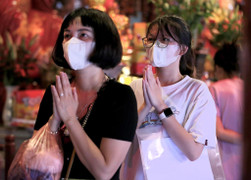 Ảnh: Nườm nượp sĩ tử đến Văn Miếu xin chữ, cầu may trước kỳ thi vào lớp 10