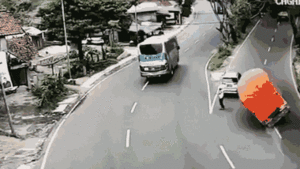 Video: Vào cua bị lật. xe tải đè trúng ô tô