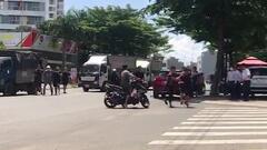 Video: Vác mã tấu chém người, xịt hơi cay sau va chạm giao thông ở Thủ Đức