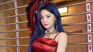 Không chịu quỳ lạy người hâm mộ, nữ ca sĩ bị tẩy chay 