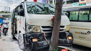 Video: Hãi hùng người đàn ông nghi ngáo đá trộm xe cấp cứu chạy loạn xạ trên phố