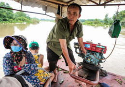 Kiếm tiền triệu mỗi ngày nhờ đưa khách qua đoạn bãi giữa sông Hồng ngập nước