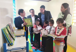 Video: Hoa hậu H’Hen Niê trao tặng thư viện container cho học sinh ở Lai Châu